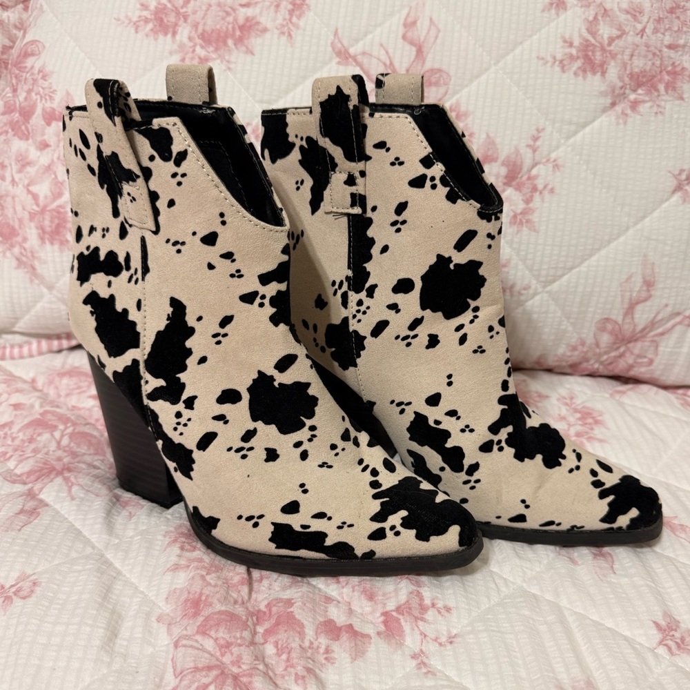 Versona Southwest Cowprint Boots.